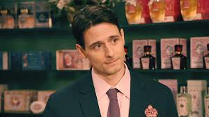 ¡Nuevo enfrentamiento entre Fina y Jacinto! Las chicas de la tienda le dan  la espalda al nuevo comercial