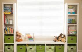 Etageres Ikea Kallax En Blanc Casiers Verts A Motifs Chevrons Idee Rangement Chambre Enfant Organisation De La Salle De Jeux
