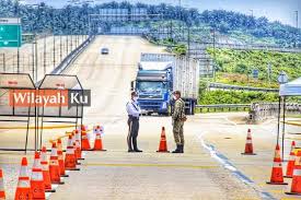 Memaparkan kekuatan angkatan tentera malaysia dalam menjaga keamanan dan kedaulatan negara walaupun terpaksa. Markas Angkatan Tentera Malaysia Wilayahku