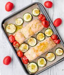 Ofenlachs Mit Tomaten Zucchini Aus One Pot Gerichte Fur Die Familie Rezept Ofenlachs Rezepte Lachs Gerichte