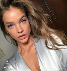 Barbara Palvin Yuzumu Soguk Suyla Gunde 2 Kere Yikiyorum Diyor Sizce Faydali Olur Mu Kizlarsoruyor