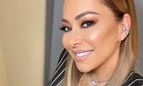 Leanna Mark's Instagram, Twitter & Facebook