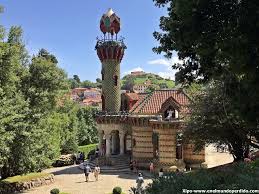 This is the casa mila, a unique building of gaudi in barcelona. Visitar El Capricho De Gaudi En Comillas En El Mundo Perdido