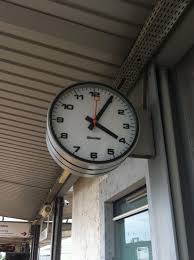 Horloge Bodet Double Face Installee En Gare De Pombal Sur La Voie 2 Estacion Ferroviaria Estacionamiento