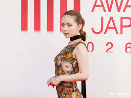 畑芽育、美スタイル際立つフラワードレスで『MUSIC AWARDS JAPAN 2026』レッドカーペットに登場。アンバサダーとして華を添える