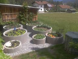 Brunnen Oder Schachtringe Aus Beton Zur Hofbepflanzung Oder Als Hochbeete Mit Bildern Garten Hochbeet Garten Beton Gartenbrunnen