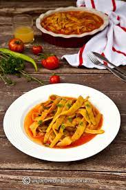 Aceasta mancare de fasole verde scazuta este o garnitura perfecta pentru ochiuri de oua. Mancare De Fasole Pastai Galbene Cu Suc De Rosii Diva In Bucatarie