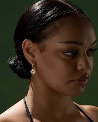 Nouvelles étoiles dans la collection Forge✨Entièrement façonnées à la main,  les boucles d'oreilles Constellation sont sculptées directement dans la  cire pour créer une texture organique et une finition brute. Avec 8 diamants