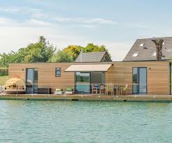Eingebettet in eine atemberaubende bergwelt liegt unser haus direkt am höchstgelegenen badesee der alpen: Dein Urlaub Direkt Am See Hausboot Niederrhein In 2020 Seltsame Hauser Hausboot Hausboot Mieten