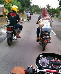 Prank cewek pakai ninja baru cinta. Foto Orang Pacaran Naik Motor Ninja
