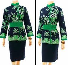 Model baju batik lainnya untuk anda yang memiliki ukuran badan ekstra adalah dress batik dengan kerah sabrina. Model Baju Batik Ikat Pinggang Model Baju Batik Kombimasi
