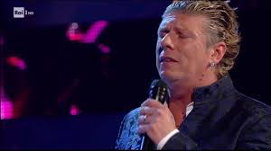 Standing Ovation, uno pseudo-talent confuso: la musica serva di una gara  tra storie filiali