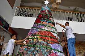 Salah satu ciri khas perayaan natal adalah kehadiran pohon natal. Aneka Kreasi Unik Pohon Natal