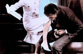 Weil gattin ellen (doris day) seit einem flugzeugcrash verschollen ist, will strohwitwer nick (james garner) die feurige bianca heiraten. Eine Zuviel Im Bett 1963 Film Cinema De