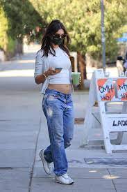 While emily's red carpet outings have often been discussed, today let's take a moment to appreciate her street style. Emily Ratajkowski Says Yes To Low Rise Maternity Jeans Vogue