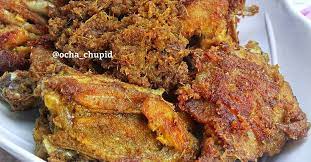 Goreng ayam di dalam minyak yang sudah dipanaskan di atas api sedang sampai matang. Cara Membuat Ayam Goreng Bumbu Madura Rempahnya Berlimpah Bikin Ketagihan