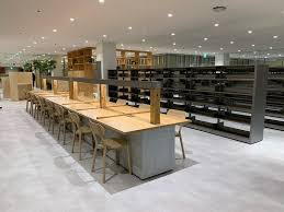 大丸（だいまる、 daimaru ）は、j.フロント リテイリンググループの大丸松坂屋百貨店が運営する日本の百貨店である。 また、株式会社大丸（英: å¤§ä¸¸æ¾åå± è±ç¾è²¨åº è¨ºçæãå³æ¸é¤¨ èªè´ æ¯æ¥æ°è