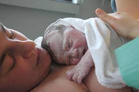 Durante la primera etapa del trabajo de parto, el cuello del útero se expande (se dilata) y se contrae (se borra) para permitir que el bebé se mueva hacia el canal de parto. Parto Wikipedia La Enciclopedia Libre