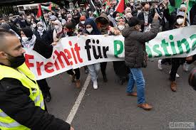 In berlin und hamburg mussten einige demos später aufgelöst werden. Antisemitische Parolen Auf Pro Palastinensischer Demonstration In Berlin Democ