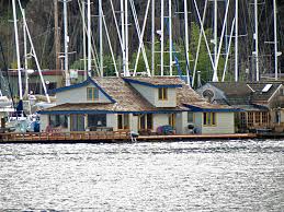 Stylish and artsy at a prime location on the east side of lake union, with 270 degree views of the seattle skyline and the olympic mountains where you can live out your 'sleepless in seattle dreams, as it claims on its listing! Sleepless In Seattle Houseboat Regenaxe