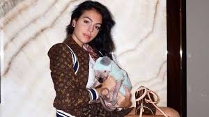 1georgina sabe que puede contar con ivana para lo que necesite y la protege. Cristiano Ronaldo Y Georgina Rodriguez Mandaron A Su Gato Calvo A Espana En Jet Privado Tras Ser Atropellado