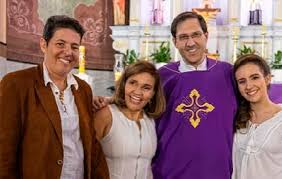 Segundo a assessoria de imprensa da atriz, ela está em observação no hospital albert einstein, em são paulo. Aos 48 Anos Claudia Rodrigues Faz Primeira Comunhao O Fuxico