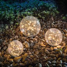 Der integrierte erdspieß fixiert die leuchte sicher im erdreich, kann jedoch leicht. Solar Leuchtkugel 3er Set Golden Balls In Warmweiss Solarversand De
