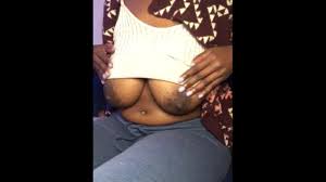 乳首いじめとスクイーズ - 露出