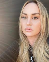 Suzi Athena Singstock