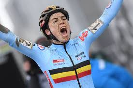 Ze neemt vooral in het veldrijden. Sanne Cant World Champion Saturday Recap Podium Cafe