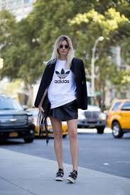 Black And White Adidas T Shirt Women S 15 Ways To Style The Classic Adidas Tee Everyone S Wearing Fashion Street Style Fall Outfits Street Style Outfit