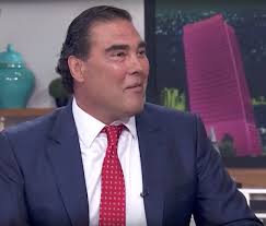 Al parecer eduardo yáñez sigue sin poder controlar sus arranques de ira, detalle que en esta ocasión puso en riesgo su vida, pues estuvo a punto de ser linchado, según refiere una revista de. Eduardo Yanez Usa Semen De Ballena Para Verse Joven