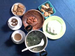 Ayam goreng is an indonesian and malaysian dish consisting of chicken deep fried in oil. Nasi Putih Sayur Bayam Goreng Tempe Dan Daging Ayam Sambal Tomat Wedang Jahe Dan Es Teh Segar Murah Meriah Elmi Cahy S Blog