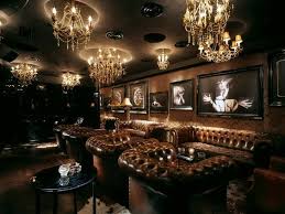 Find Out How Vintage Interior Design Plays In This Cafe In Tel Aviv Vintage Interior Design Lounge Interiors Lounge Design