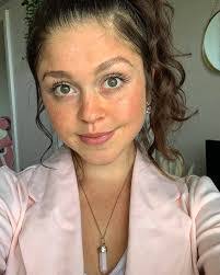 Billie Knowles's Instagram, Twitter & Facebook