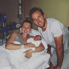 Gareth southgate will start harry kane in england's clash with czech republic. Kate Goodland Gebiert Der Fussballspieler Harry Kane Begrusst Das Hinreissende Madchen Mit Der Verlobten Kate Goodland Als Zweites Kind Verlobt Kleine Schwester