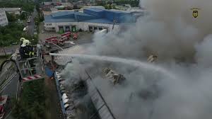 V pražské uhříněvsi hoří hala, hasiči zatím požár nemají pod kontrolou. Rysn2lr Umkhym