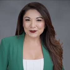 Liz Nutter's Instagram, Twitter & Facebook