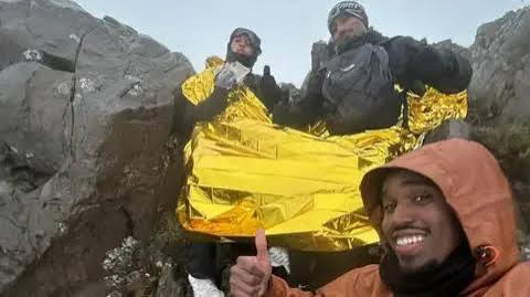 Tim penyelamat sedang menolong seseorang di gunung