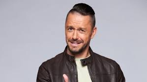 Miller dávid alaposan kifogott az rtl népszerű énekes műsorának nyomozóin, ennek kapcsán interjúztunk vele. Nagy Meglepetes Hogy Ki Lesz Az Alarcos Enekes Kovetkezo Vendegnyomozoja Sorozatwiki