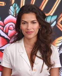 Her mother is from morocco, while her father is from spain, both are multilingual. Who Is Sofia Pernas This Is Us Star Justin Hartley S Girlfriend