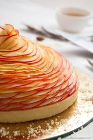 Recette Inspiration Tarte Aux Pommes Cedric Grolet Un Dome De Lamelles De Pommes A Flanc De Fa Recette Tarte Aux Pommes Recettes De Cuisine Tarte Aux Pommes