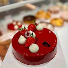 La fête des pères c'est dimanche!! . Notre entremet crée spécialement pour  l'occasion: « Le Dandy Provençal » est réservable en ligne, par téléphone  ou en boutique directement. . Taille unique 6