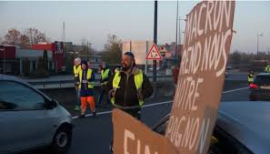 Pertinence prix les moins chers prix les plus chers meilleures ventes note des internautes nouveauté titre : Notre Dossier Gilets Jaunes L Enracinement Dans La Duree Mediapart
