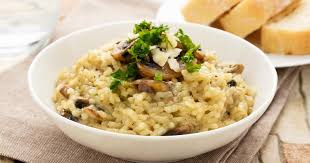 Epluchez L Oignon Et Emincez Le Finement Coupez Le Pied Des Champignons Brossez Les Et Coupez Les En Lamelles Risotto Champignons Risotto Facile Risotto
