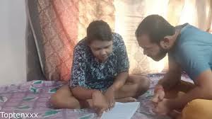 18 Yaşındaki Liseli Hintli Kız Öğretmeniyle Yatak Odasında Çalışıyor Porno  7DAK farkıyla izle