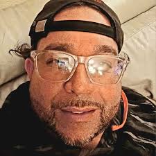 1990年,英國航空5390號班機的防風屏在17,000英尺掉落,導致駕駛艙減壓,機長被吸走到半路。 他活下來了。