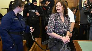 Ilaria Salis, incatenata e pallida in aula. Il papà “Ciao tesoro” - La Stampa