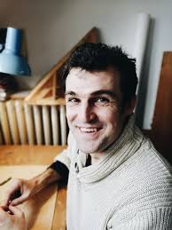 Il conçoit des cabanes en bois pour enfants qui font rêver petits et grands