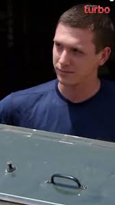 En un encuentro de automóviles, Richard decide hacer negocios sin la ayuda  de Aaron. Mientras que en el taller continúan reparando los amortiguadores  del Lincoln Continental 🤝🚗 #ElDúoMecánico Descubre más contenidos como